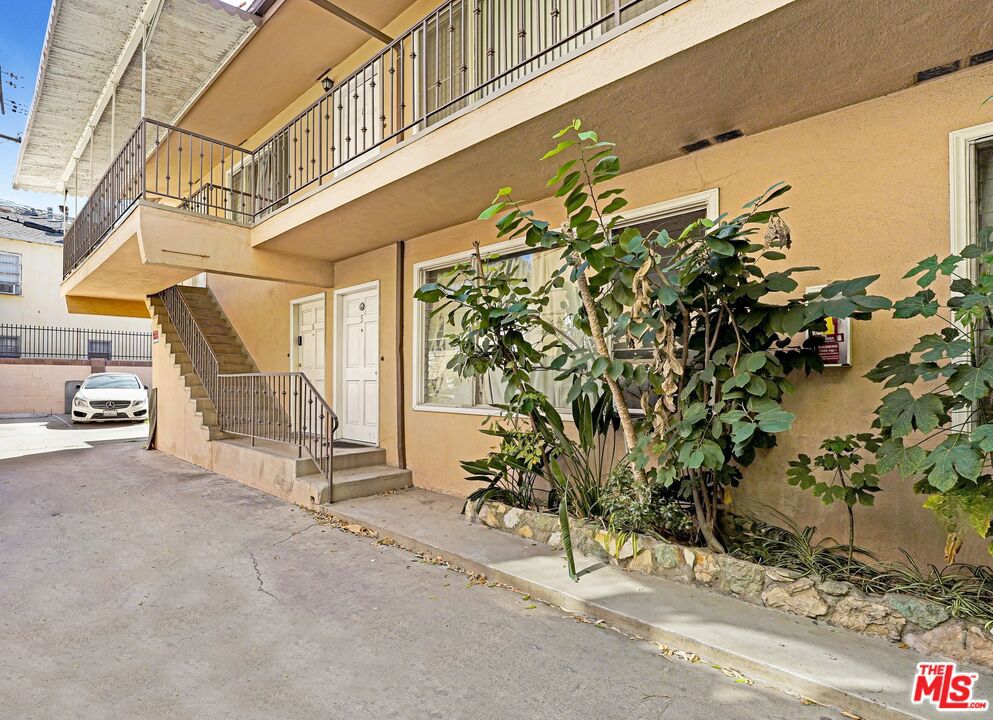 1352 N Las Palmas Avenue