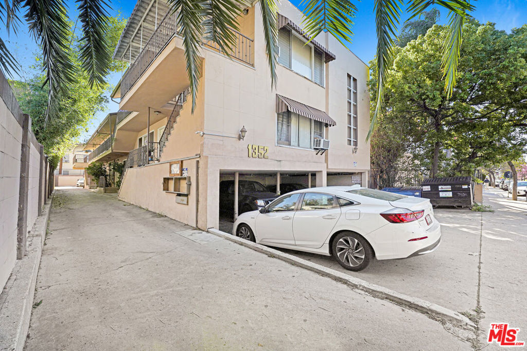 1352 N Las Palmas Avenue