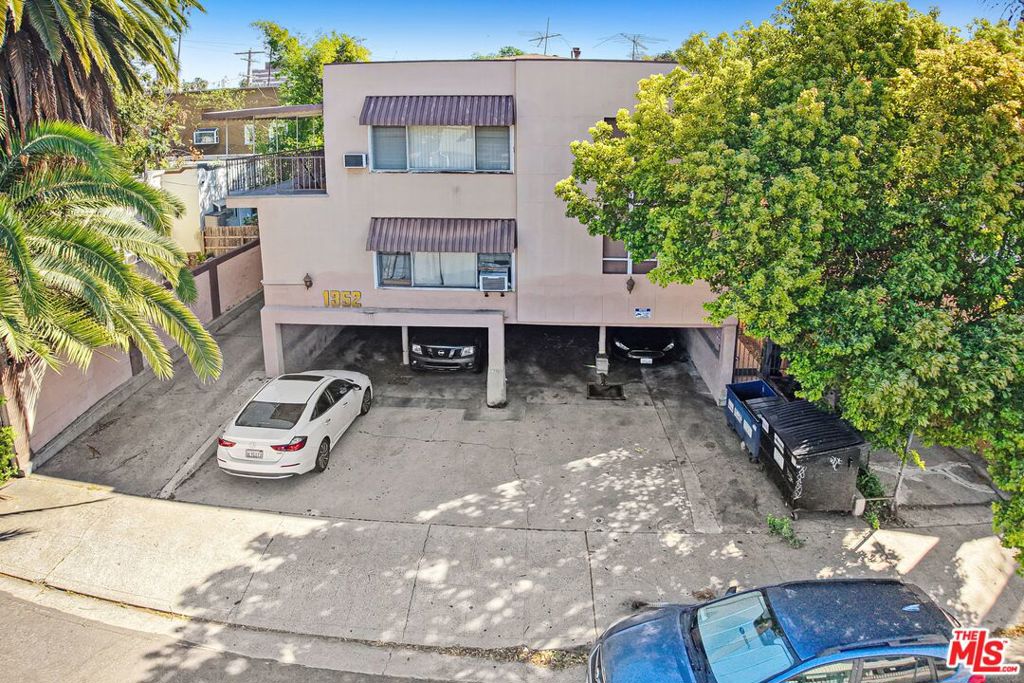 1352 N Las Palmas Avenue