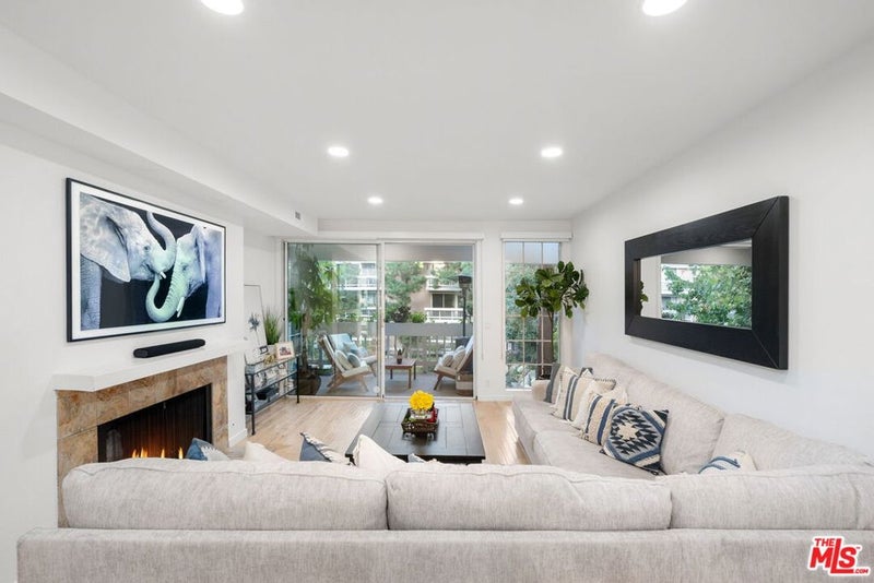 4338 Redwood Avenue B213