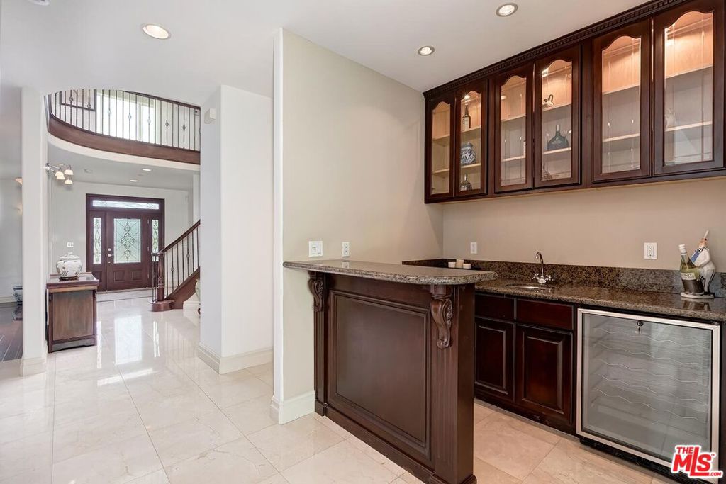 Properties 4 209 S Swall Drive