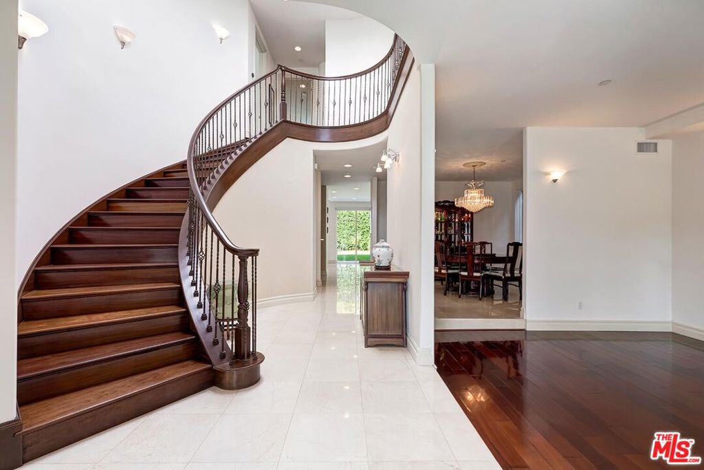 Properties 1 209 S Swall Drive