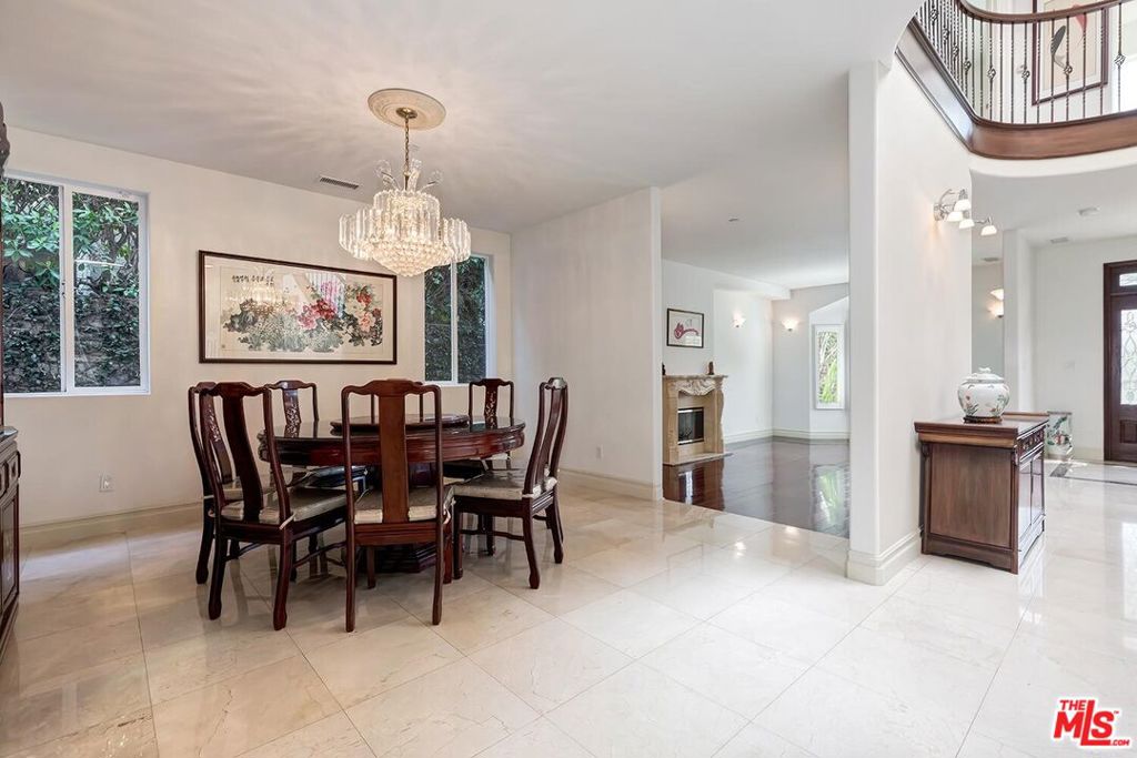 Properties 3 209 S Swall Drive