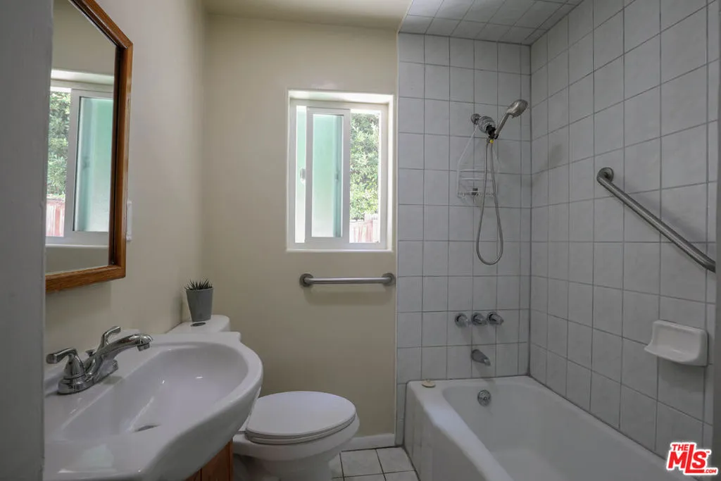 Los Angeles, California 90042, United States, 1 Bedroom Bedrooms, ,1 BathroomBathrooms,Residential,Active,167864