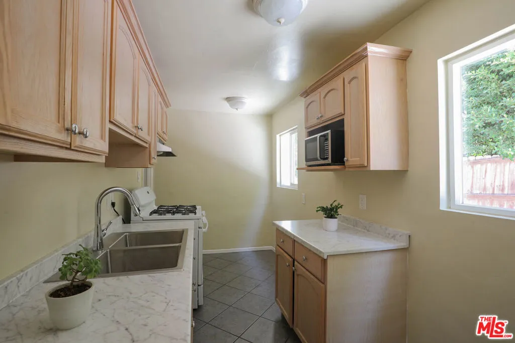 Los Angeles, California 90042, United States, 1 Bedroom Bedrooms, ,1 BathroomBathrooms,Residential,Active,167864