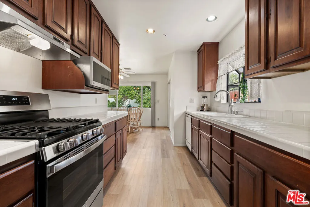 Sierra Madre, California 91024, United States, 3 Bedrooms Bedrooms, ,2 BathroomsBathrooms,Residential,Pending,206317