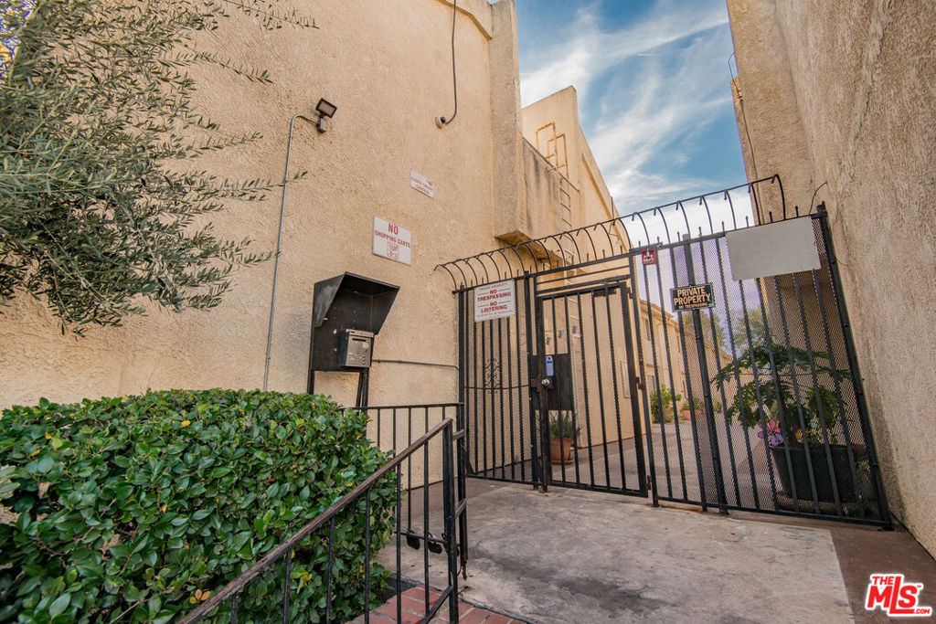 7651 Reseda Boulevard 3T