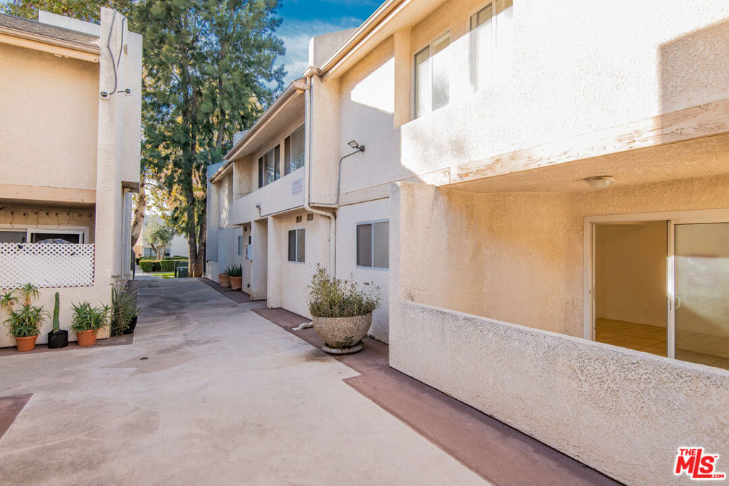 7651 Reseda Boulevard 3T