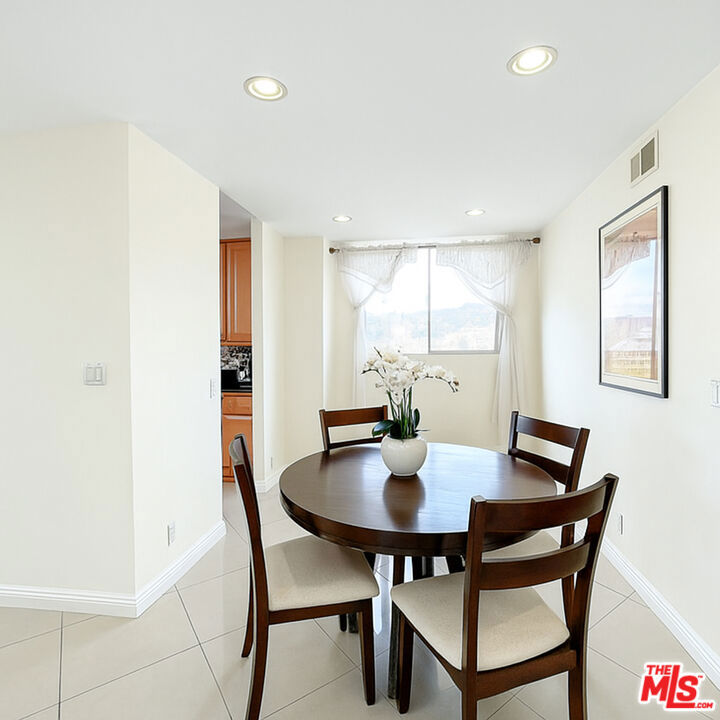 100 S Doheny Drive 920