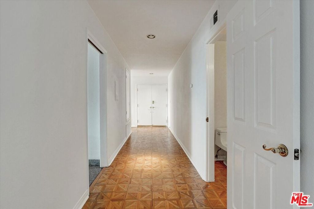 1140 Alta Loma Road 303