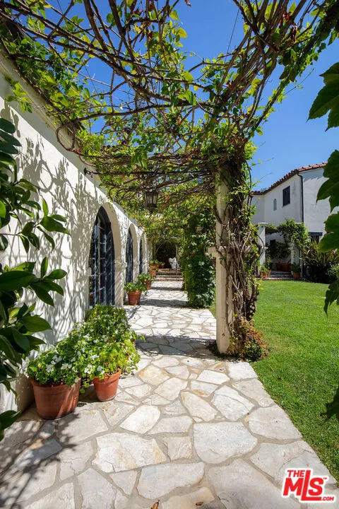 Beverly Hills, California 90210, United States, 4 Bedrooms Bedrooms, ,4 BathroomsBathrooms,Residential,Active,208017