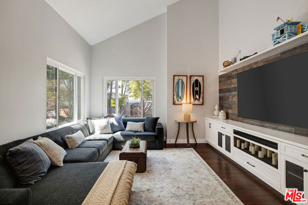 Properties 1 1150 E Pine Avenue