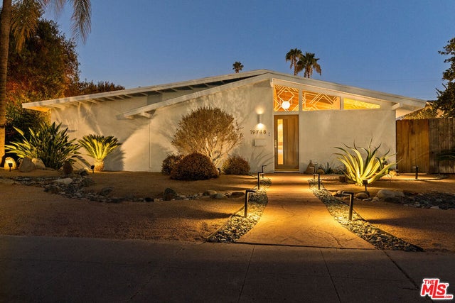 19748 Victory Boulevard, Los Angeles