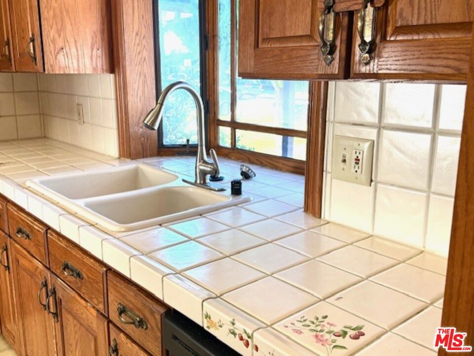 10218 Gaviota Avenue