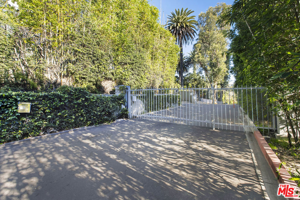 2004 La Brea Terrace