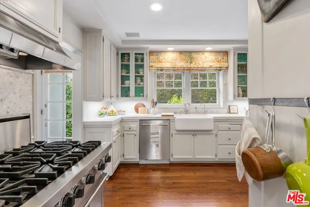 Los Angeles, California 90024, United States, 4 Bedrooms Bedrooms, ,3 BathroomsBathrooms,Residential,Active,154504