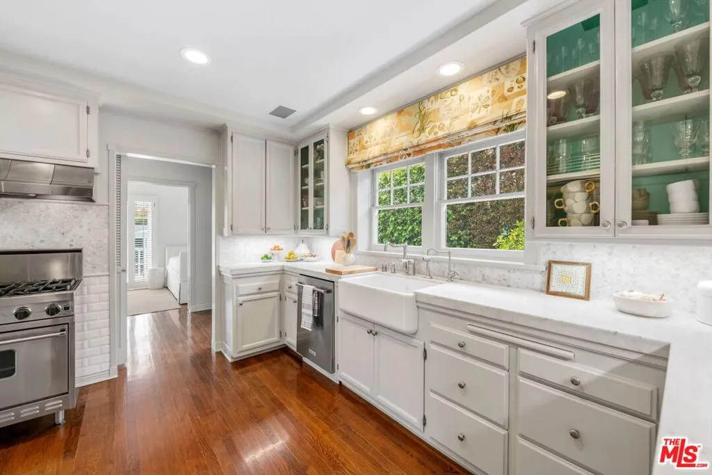 Los Angeles, California 90024, United States, 4 Bedrooms Bedrooms, ,3 BathroomsBathrooms,Residential,Active,154504