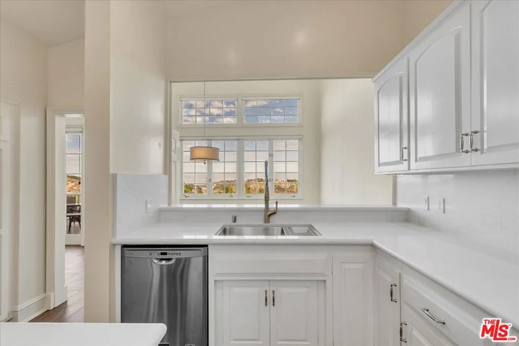 Los Angeles, California 90049, United States, 2 Bedrooms Bedrooms, ,2 BathroomsBathrooms,Residential,Active,240627