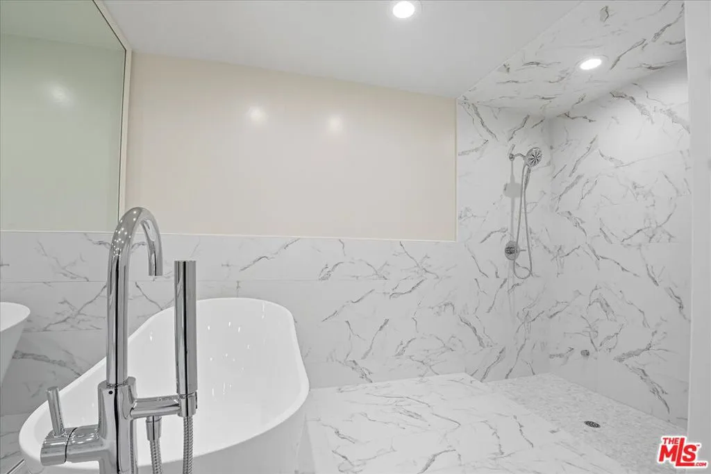 Los Angeles, California 90049, United States, 2 Bedrooms Bedrooms, ,2 BathroomsBathrooms,Residential,Active,240627