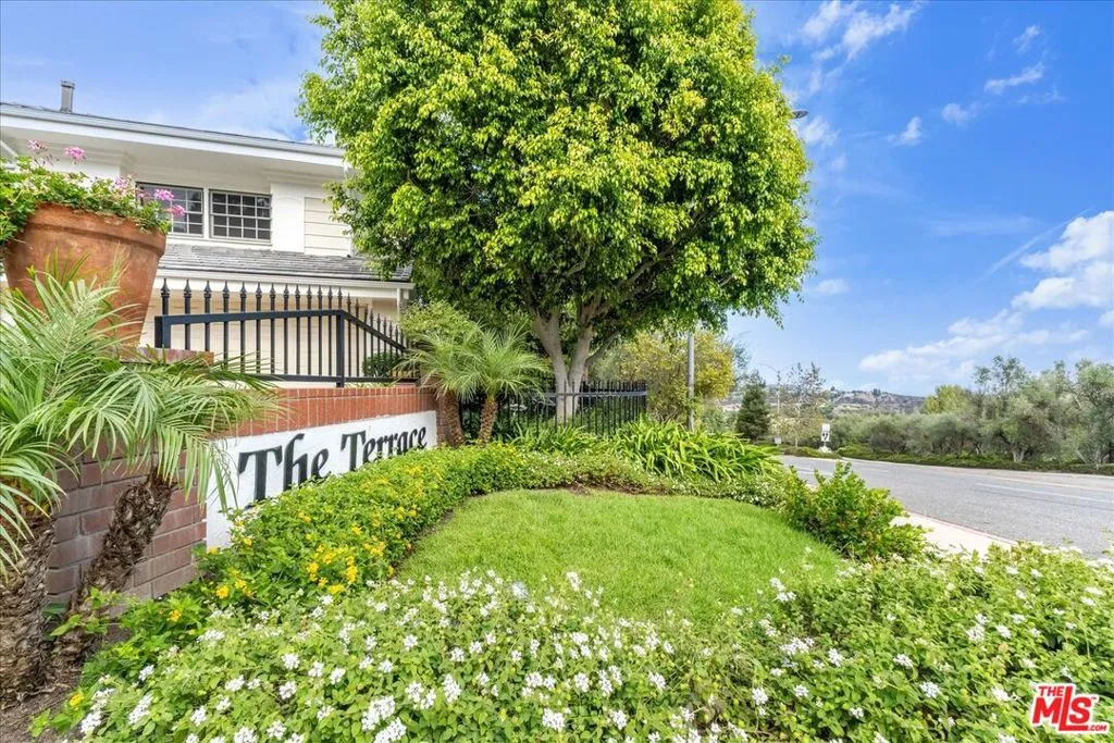 Los Angeles, California 90049, United States, 2 Bedrooms Bedrooms, ,2 BathroomsBathrooms,Residential,Active,240627