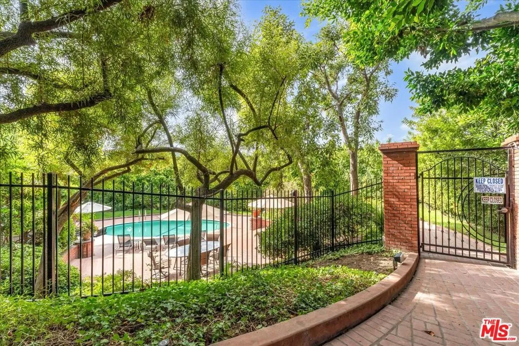 Los Angeles, California 90049, United States, 2 Bedrooms Bedrooms, ,2 BathroomsBathrooms,Residential,Active,240627