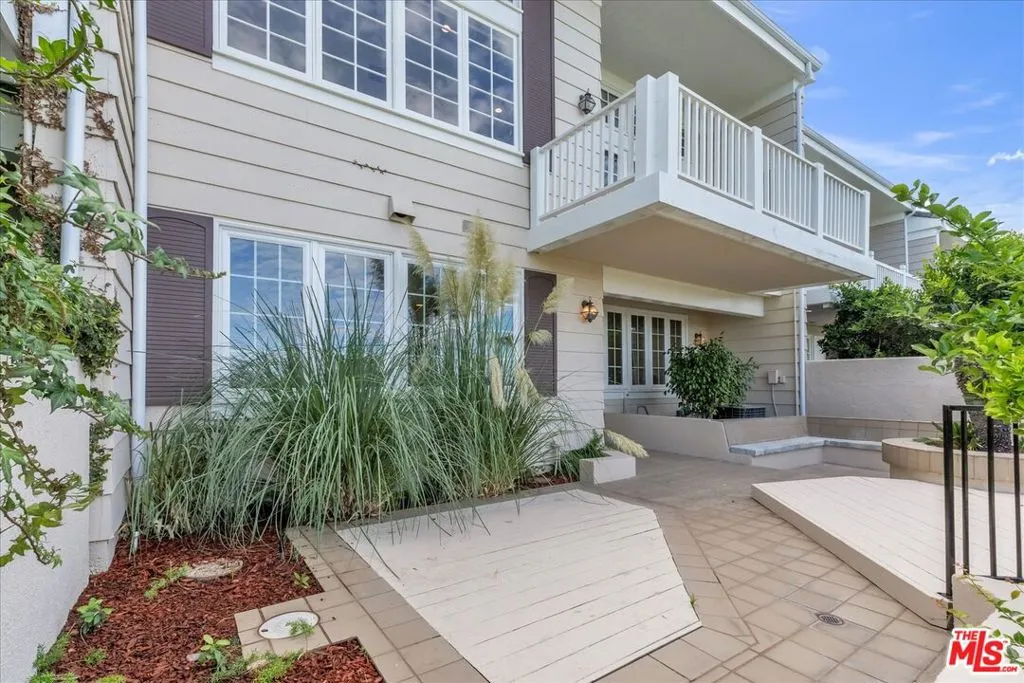 Los Angeles, California 90049, United States, 2 Bedrooms Bedrooms, ,2 BathroomsBathrooms,Residential,Active,240627