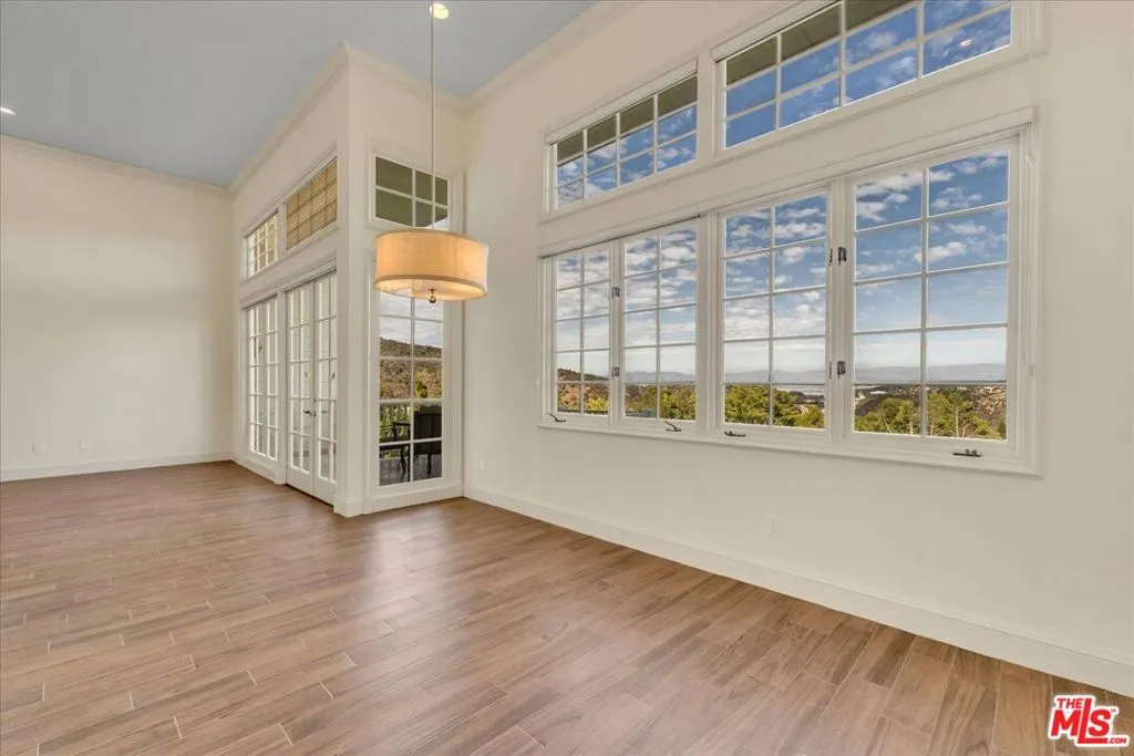 Los Angeles, California 90049, United States, 2 Bedrooms Bedrooms, ,2 BathroomsBathrooms,Residential,Active,240627