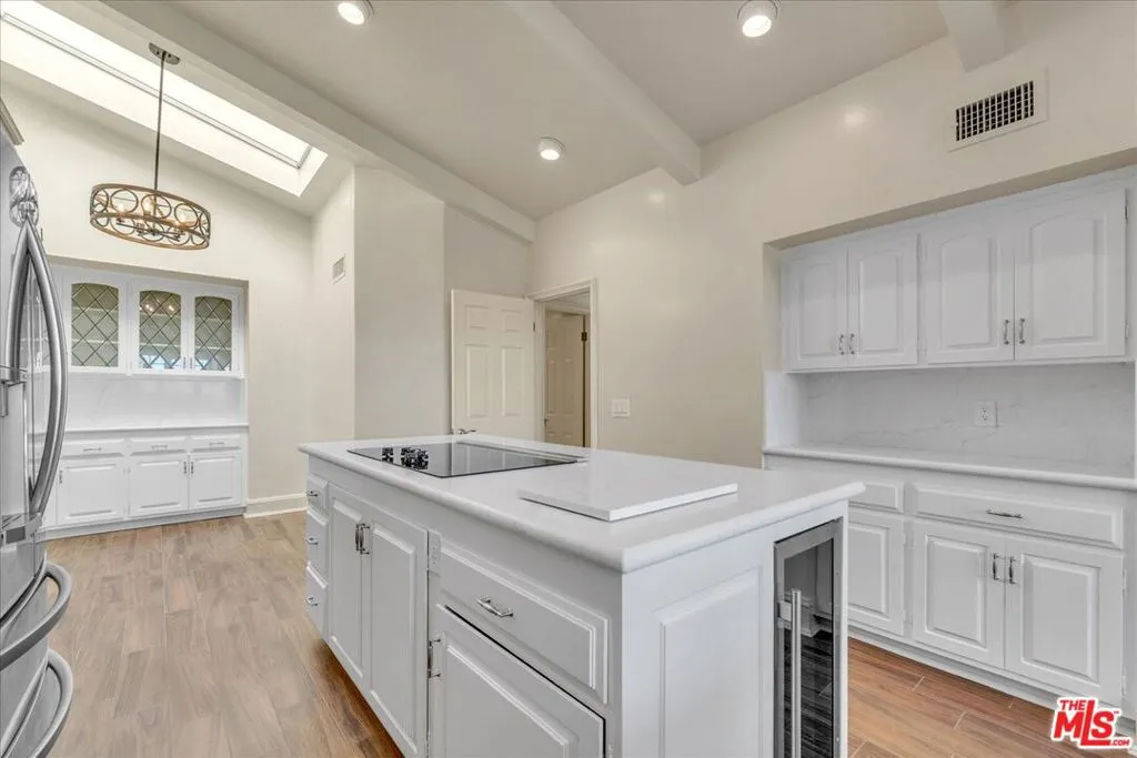 Los Angeles, California 90049, United States, 2 Bedrooms Bedrooms, ,2 BathroomsBathrooms,Residential,Active,240627