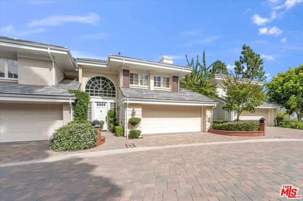 Los Angeles, California 90049, United States, 2 Bedrooms Bedrooms, ,2 BathroomsBathrooms,Residential,Active,240627