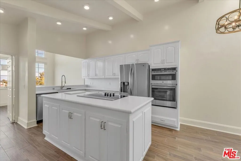 Los Angeles, California 90049, United States, 2 Bedrooms Bedrooms, ,2 BathroomsBathrooms,Residential,Active,240627