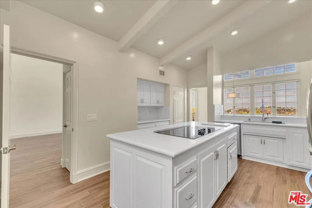 Los Angeles, California 90049, United States, 2 Bedrooms Bedrooms, ,2 BathroomsBathrooms,Residential,Active,240627