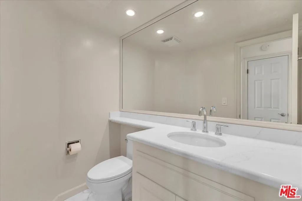 Los Angeles, California 90049, United States, 2 Bedrooms Bedrooms, ,2 BathroomsBathrooms,Residential,Active,240627