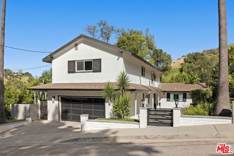 Photo of 3430 Loadstone Drive, Los Angeles, CA 91403 (MLS # 26103436)