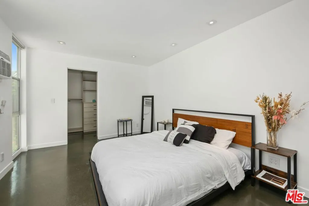 Los Angeles, California 90049, United States, 1 Bedroom Bedrooms, ,1 BathroomBathrooms,Residential,Active,150253