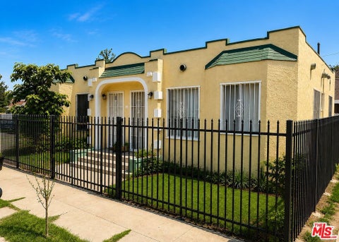 Photo of 1012 N Willow Avenue, Compton, CA 90221 (MLS # 26864289)