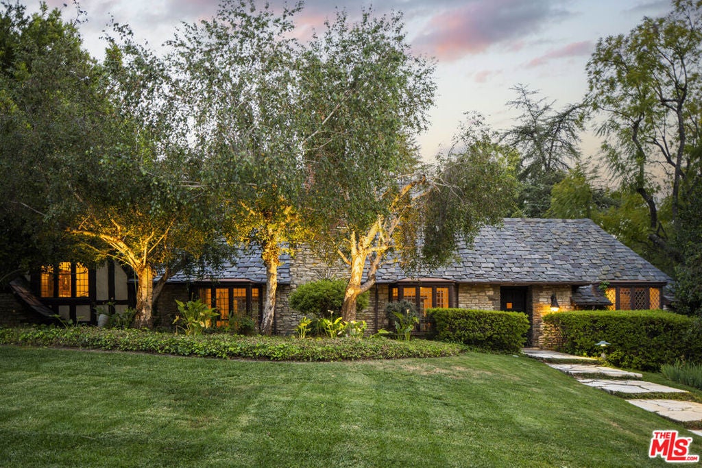 4934 Queen Florence Lane