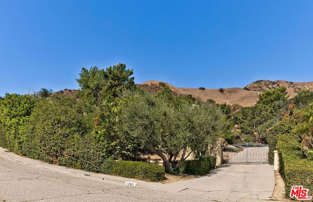 17923 Lone Oak Drive