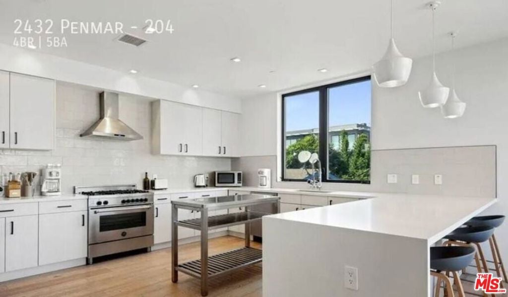 2432 Penmar Avenue 204