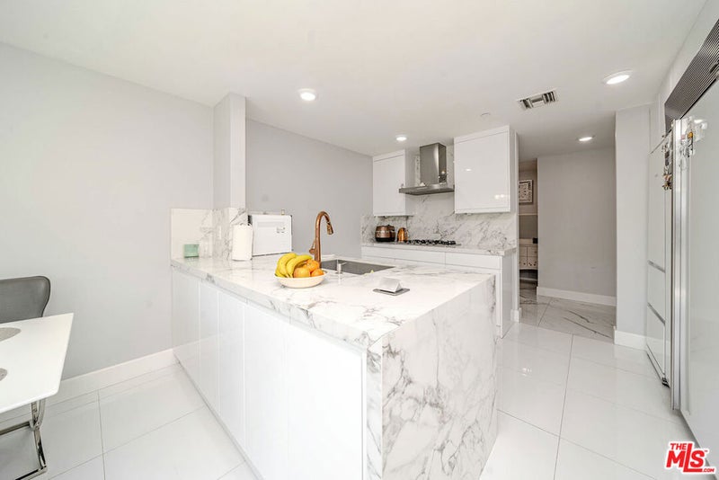 4925 Wilshire Boulevard 302