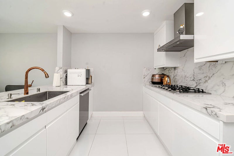 4925 Wilshire Boulevard 302