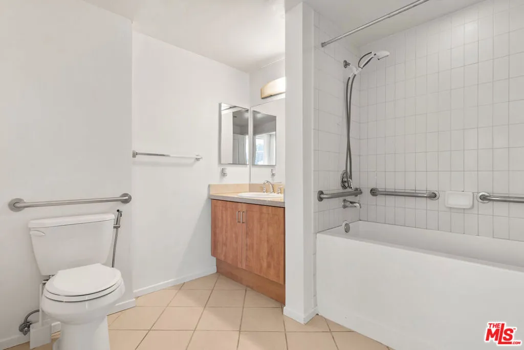 Los Angeles, California 90012, United States, 2 Bedrooms Bedrooms, ,2 BathroomsBathrooms,Residential,Active,172893