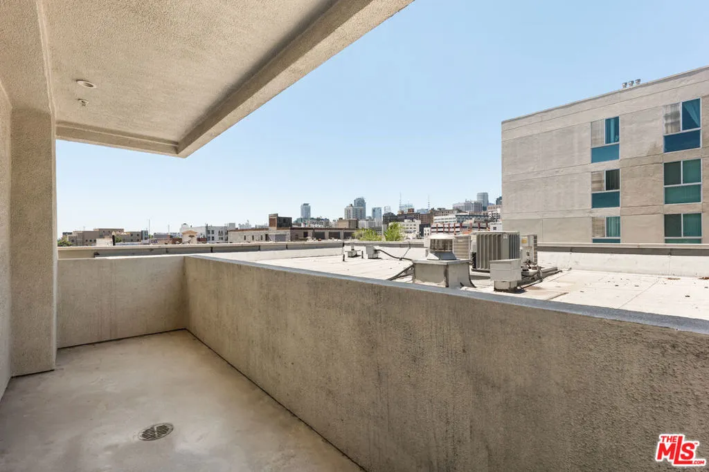 Los Angeles, California 90012, United States, 2 Bedrooms Bedrooms, ,2 BathroomsBathrooms,Residential,Active,172893