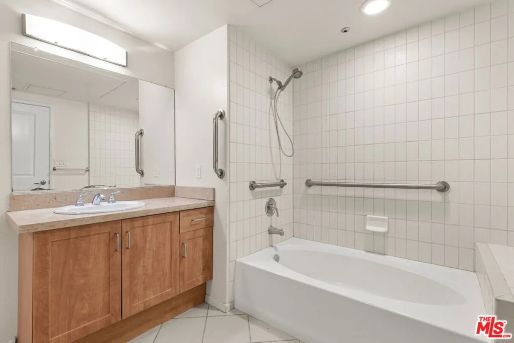 Los Angeles, California 90012, United States, 2 Bedrooms Bedrooms, ,2 BathroomsBathrooms,Residential,Active,172893