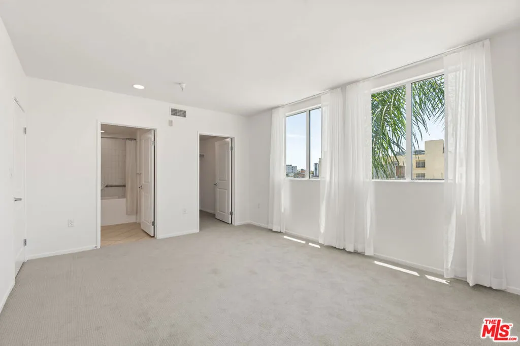 Los Angeles, California 90012, United States, 2 Bedrooms Bedrooms, ,2 BathroomsBathrooms,Residential,Active,172893