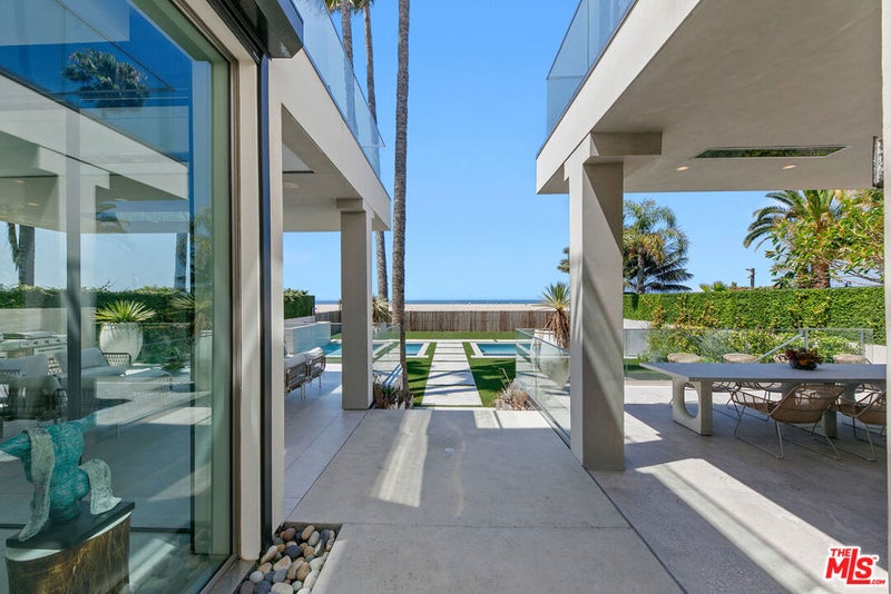 938 - 940 Palisades Beach Road