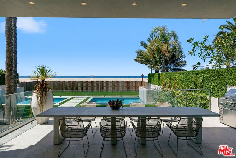 938 - 940 Palisades Beach Road