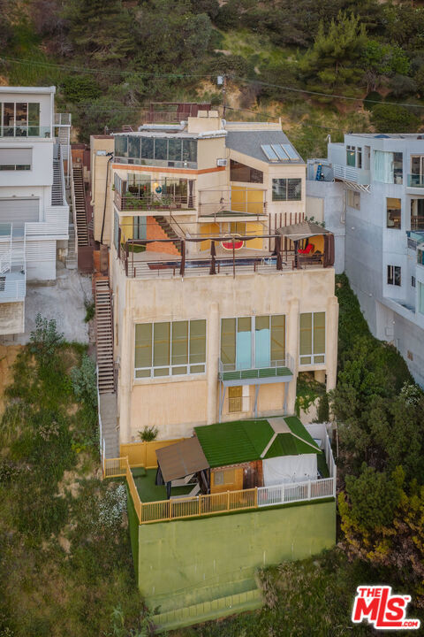 2189 Sunset Plaza Drive