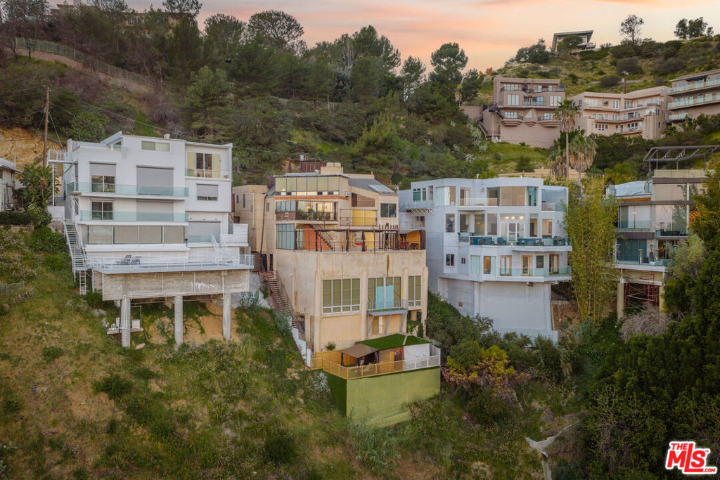 2189 Sunset Plaza Drive