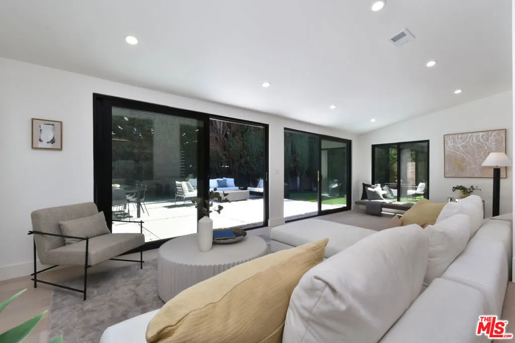 Encino, California 91436, United States, 4 Bedrooms Bedrooms, ,2 BathroomsBathrooms,Residential,Active,189320