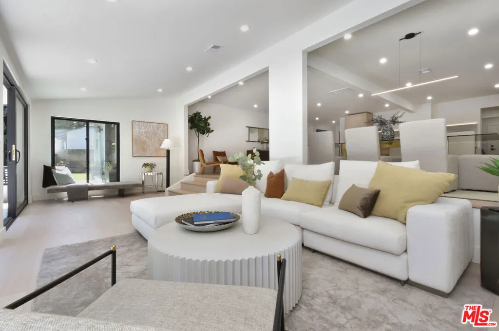 Encino, California 91436, United States, 4 Bedrooms Bedrooms, ,2 BathroomsBathrooms,Residential,Active,189320